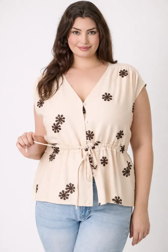 B388 Blusa con Flores Bordadas y Cordón (XL)
