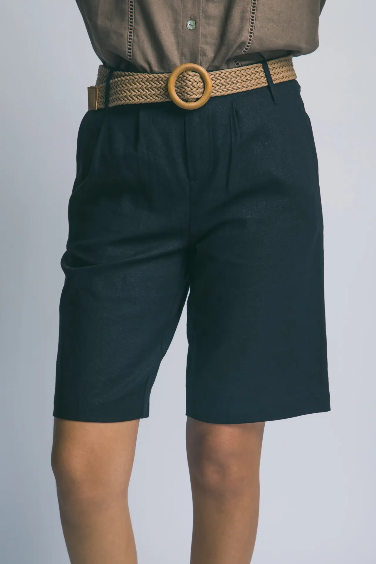 60109PN Mid-rise Denim Shorts with a Clean Finish (Black, S)