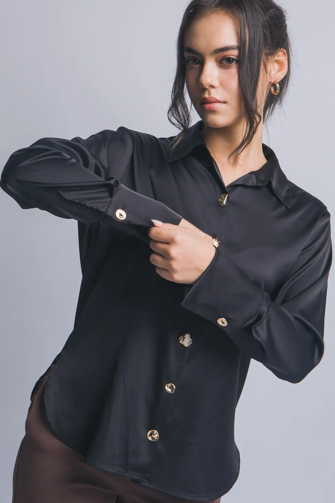 10468 Blusa de Satín con Botones Dorados