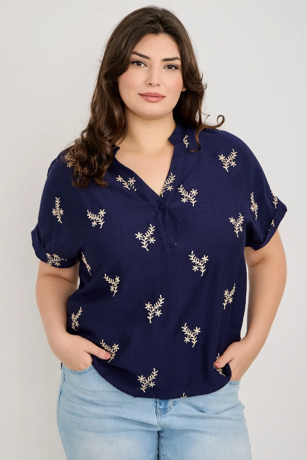 B392 Blusa con Bordado de Moños