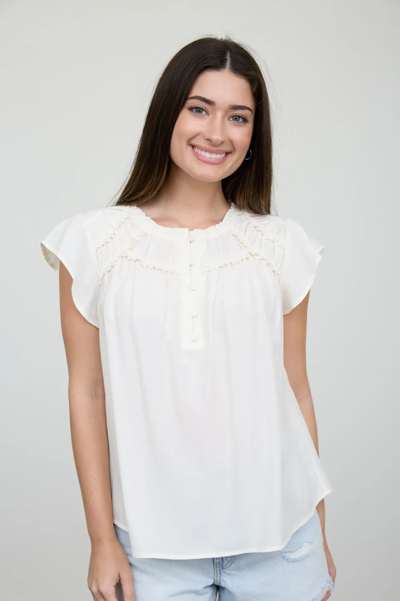 TB9338 Blusa con Canesú de Olanes y Manga Corta